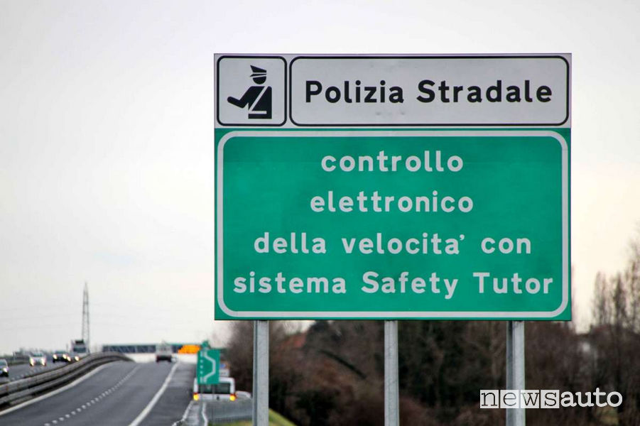 Sign indicating the Safety Tutor system on the motorway (average speed)