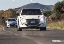 Vista anteriore Peugeot e-208 elettrica su strada