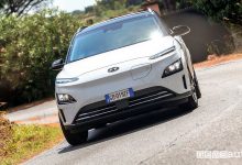 Vista frontale Hyundai Kona Electric nella prova su strada