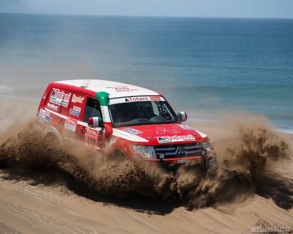 Passage on the sand by the sea (Totani) at the Dakar