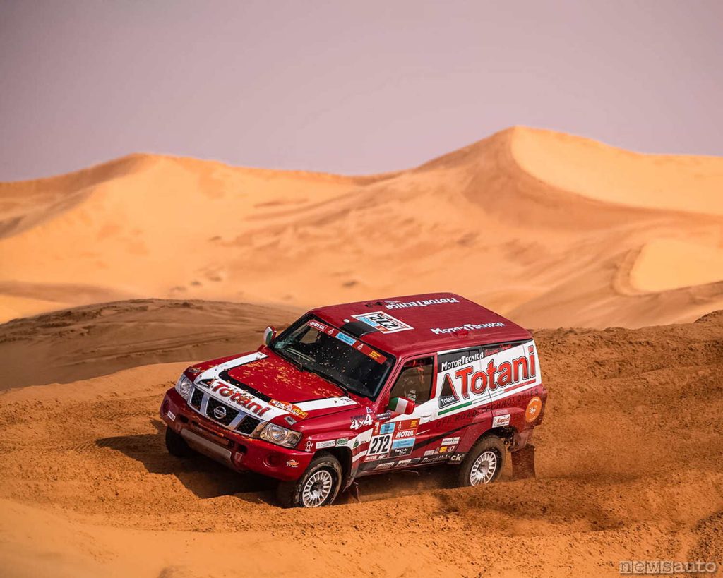 Passage over the sand of the dunes, the Totani crew at the Dakar