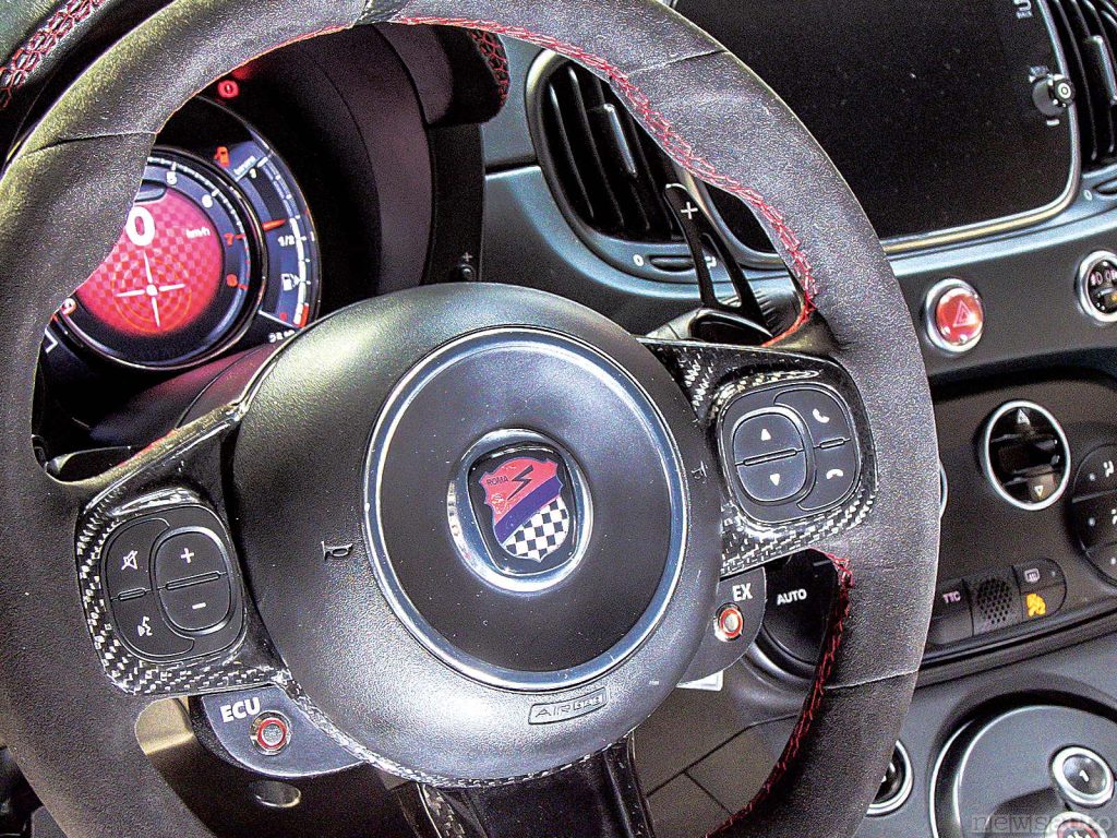 Abarth 595 cockpit