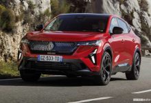 Renault Rafale E-Tech 4x4 Esprit Alpine rossa su strada