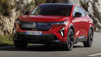 Renault Rafale E-Tech 4x4 Esprit Alpine rossa su strada