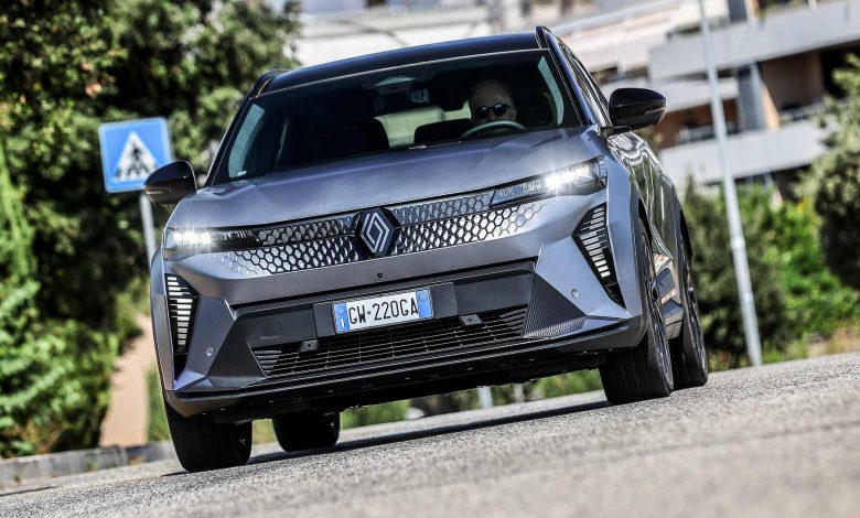 Renault Scenic E-Tech Esprit Alpine su strada