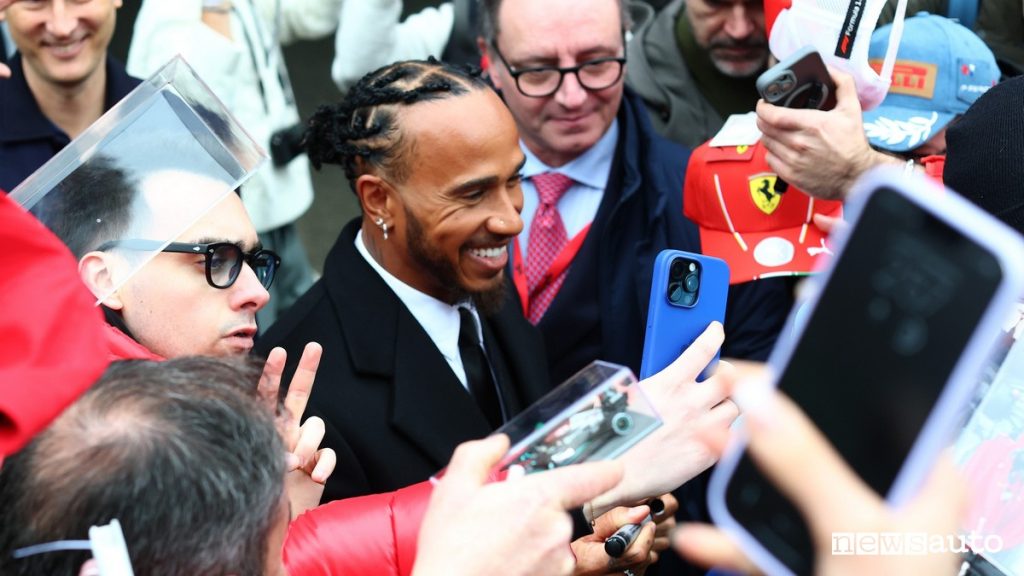 Lewis Hamilton primo giorno in Ferrari firma autografi ai fan